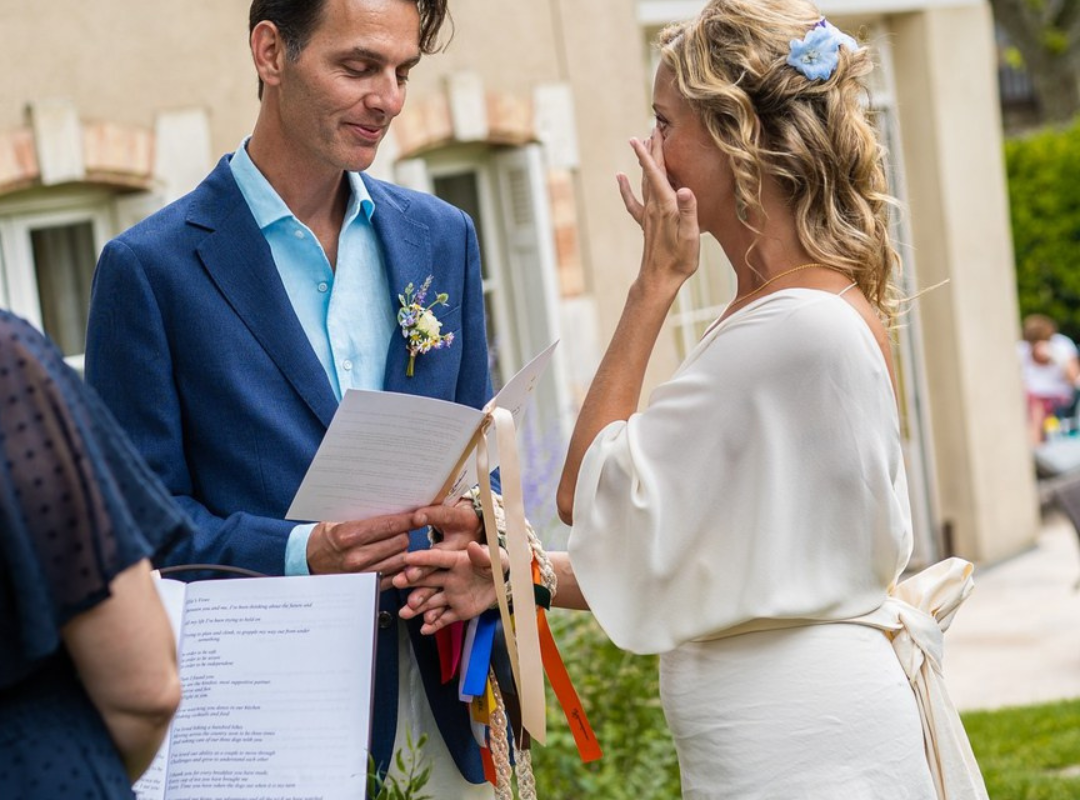Aude, officiante de cérémonie laïque, en pleine célébration d'un mariage à Toulouse en Occitanie