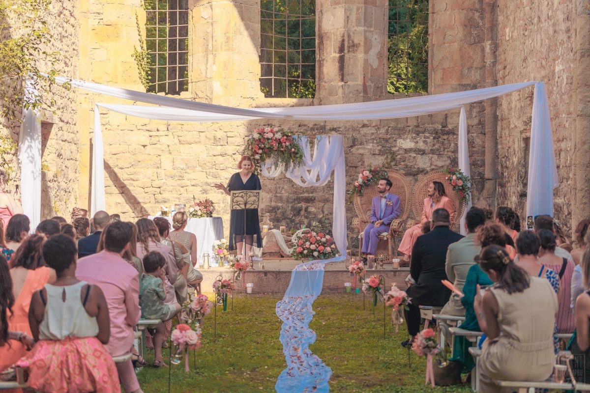 Aude, officiante de cérémonie laïque, en pleine célébration d'un mariage d'un couple homosexuel à Toulouse en Occitanie