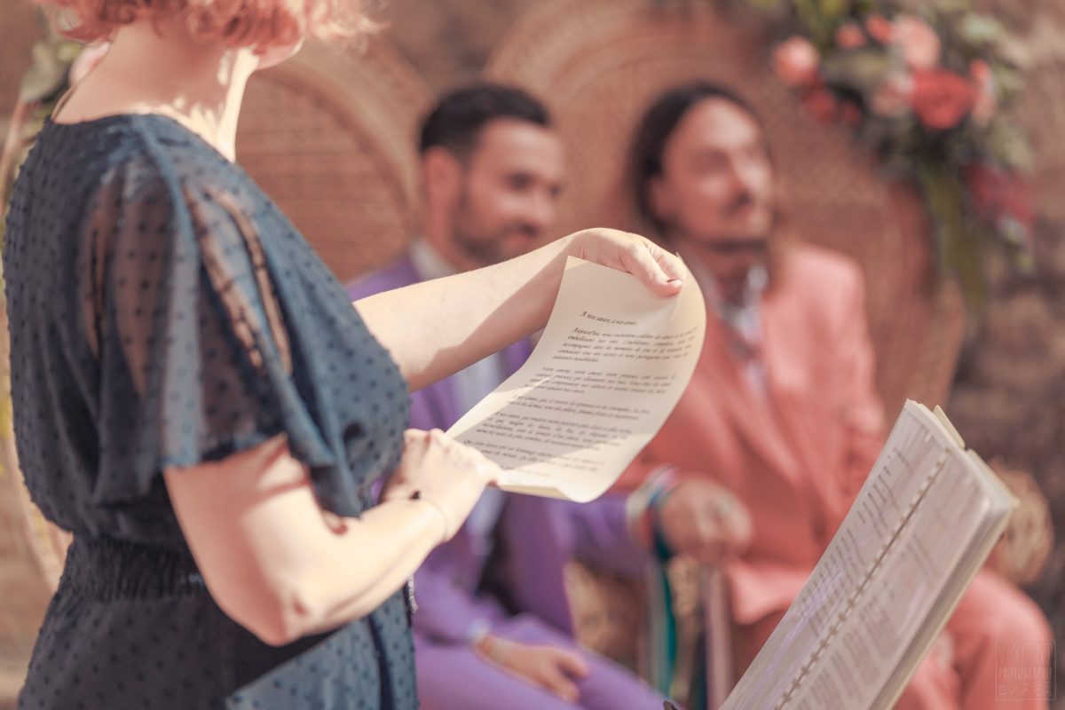 Aude, officiante de cérémonie laïque, en pleine célébration d'un mariage d'un couple homosexuel à Toulouse en Occitanie