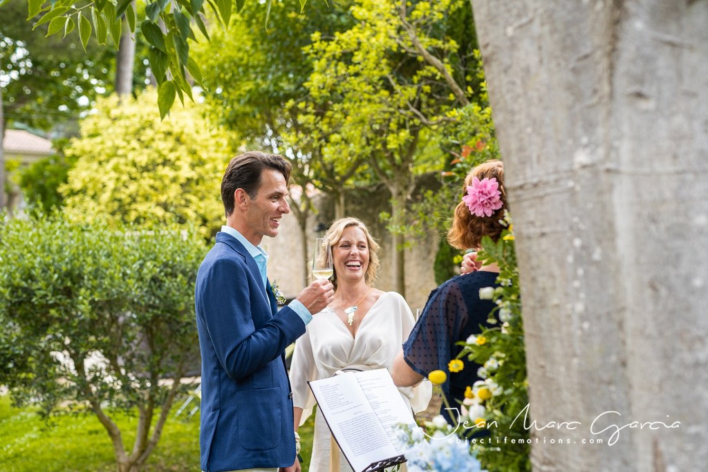 Aude, officiante de cérémonie laïque, en pleine célébration d'un mariage à Toulouse en Occitanie