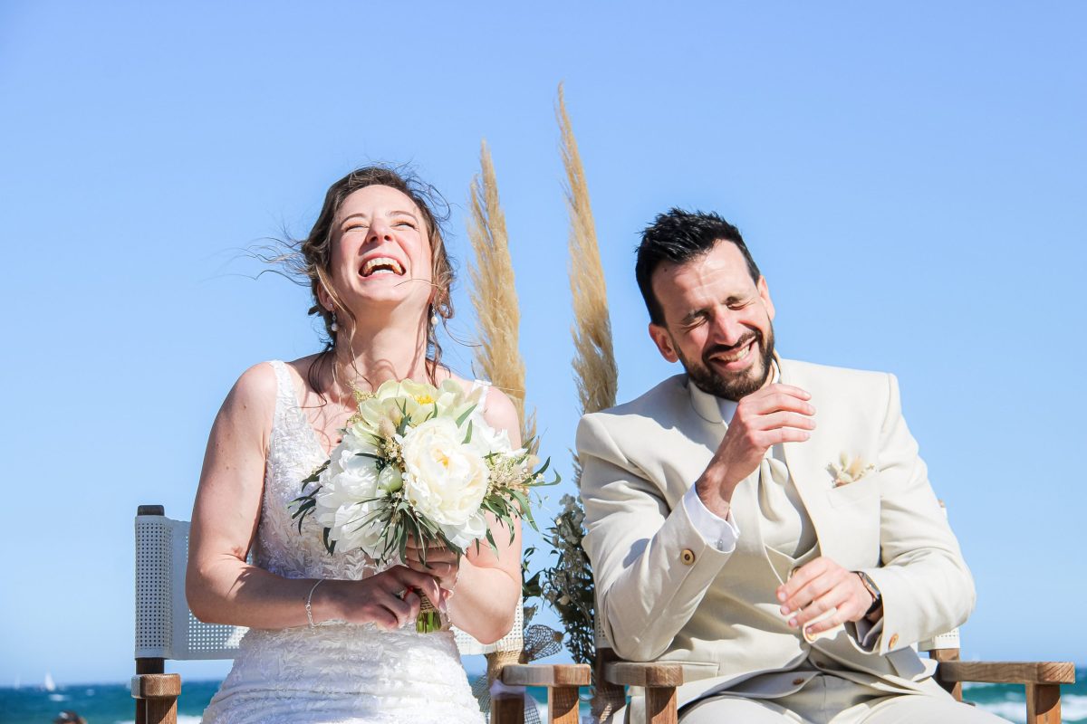 Couple heureux lors d'une cérémonie laïque, à Toulouse en Occitanie