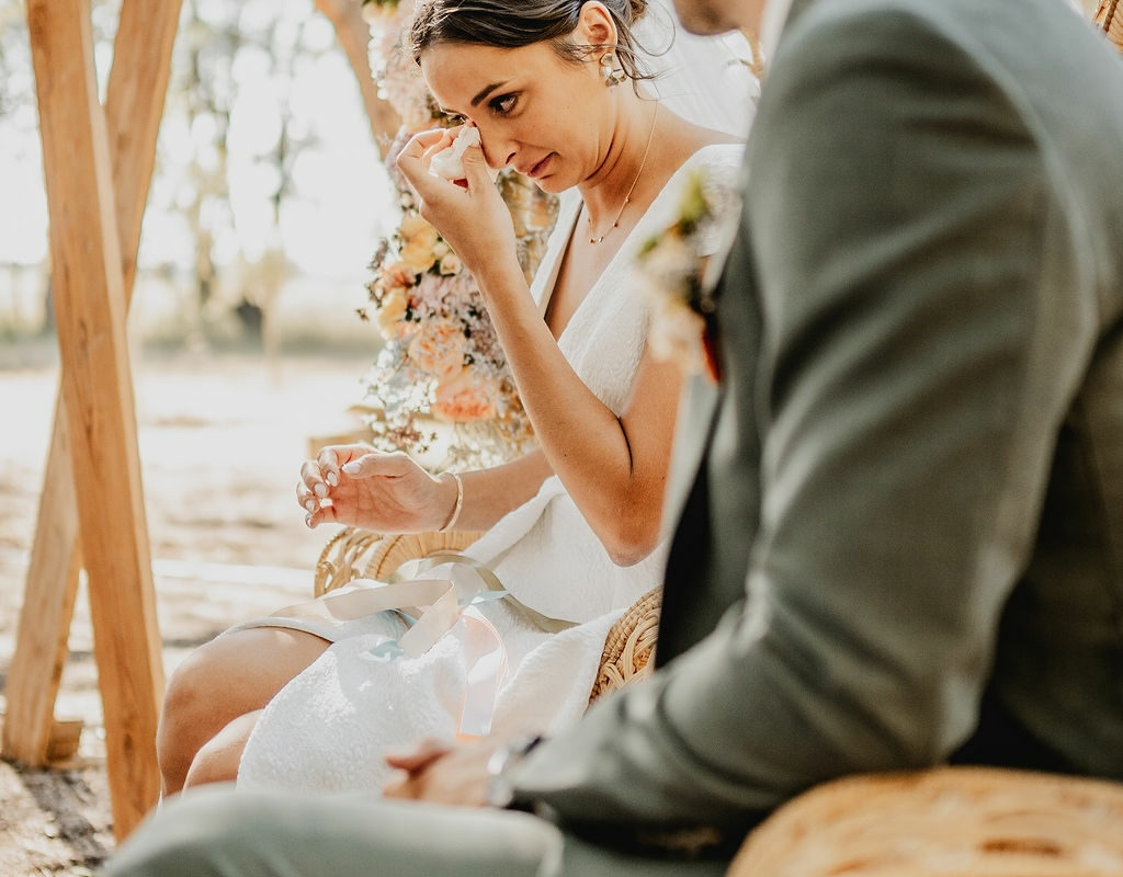 Couple heureux lors d'une cérémonie laïque, à Toulouse en Occitanie