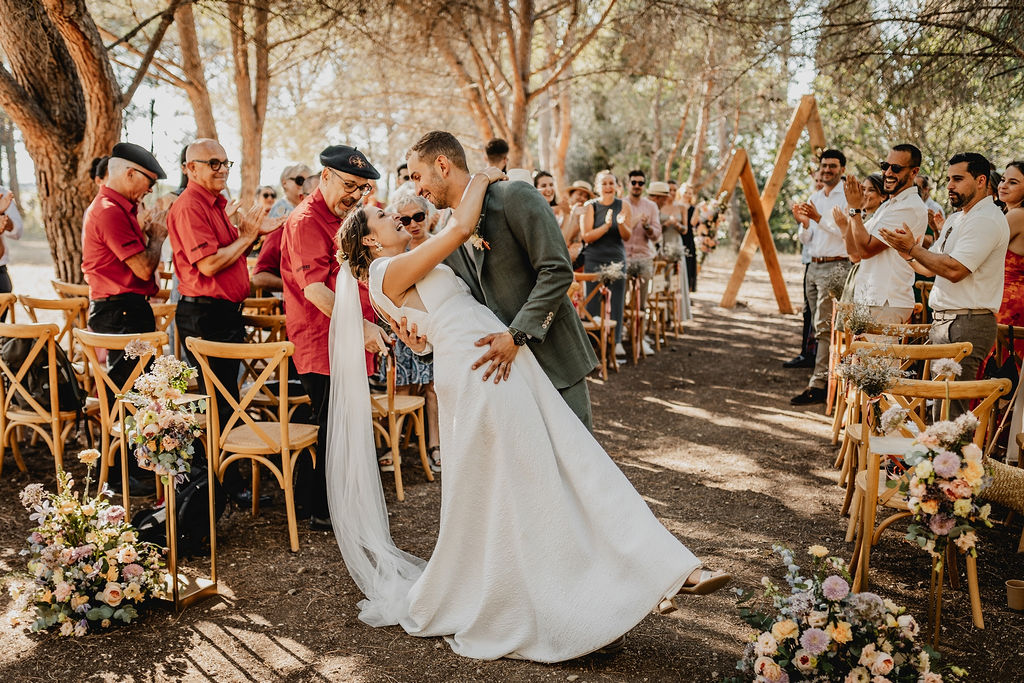 Couple heureux lors d'une cérémonie laïque, à Toulouse en Occitanie
