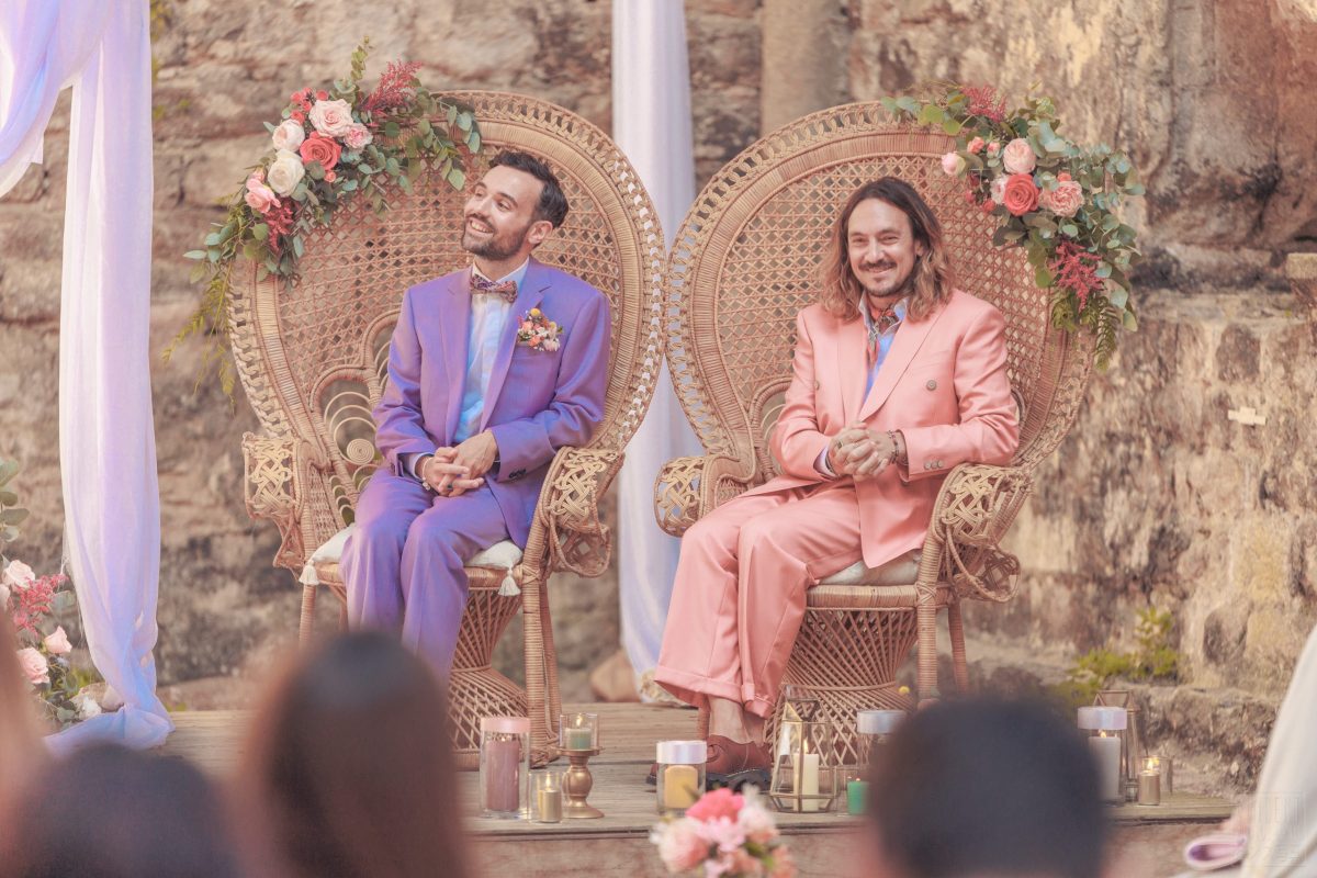 Couple homosexuel heureux lors d'une cérémonie laïque, à Toulouse en Occitanie