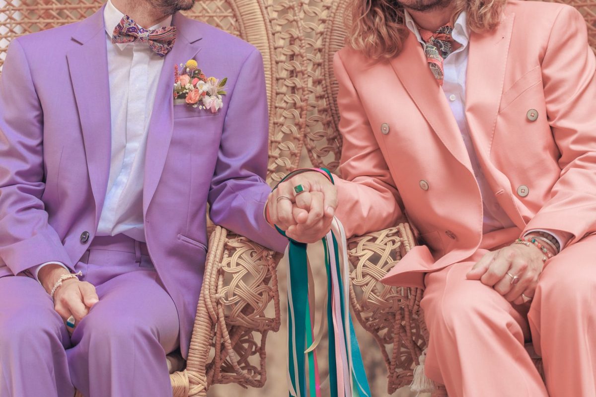 Couple homosexuel heureux lors d'une cérémonie laïque, à Toulouse en Occitanie lors de la cérémonie des rubans