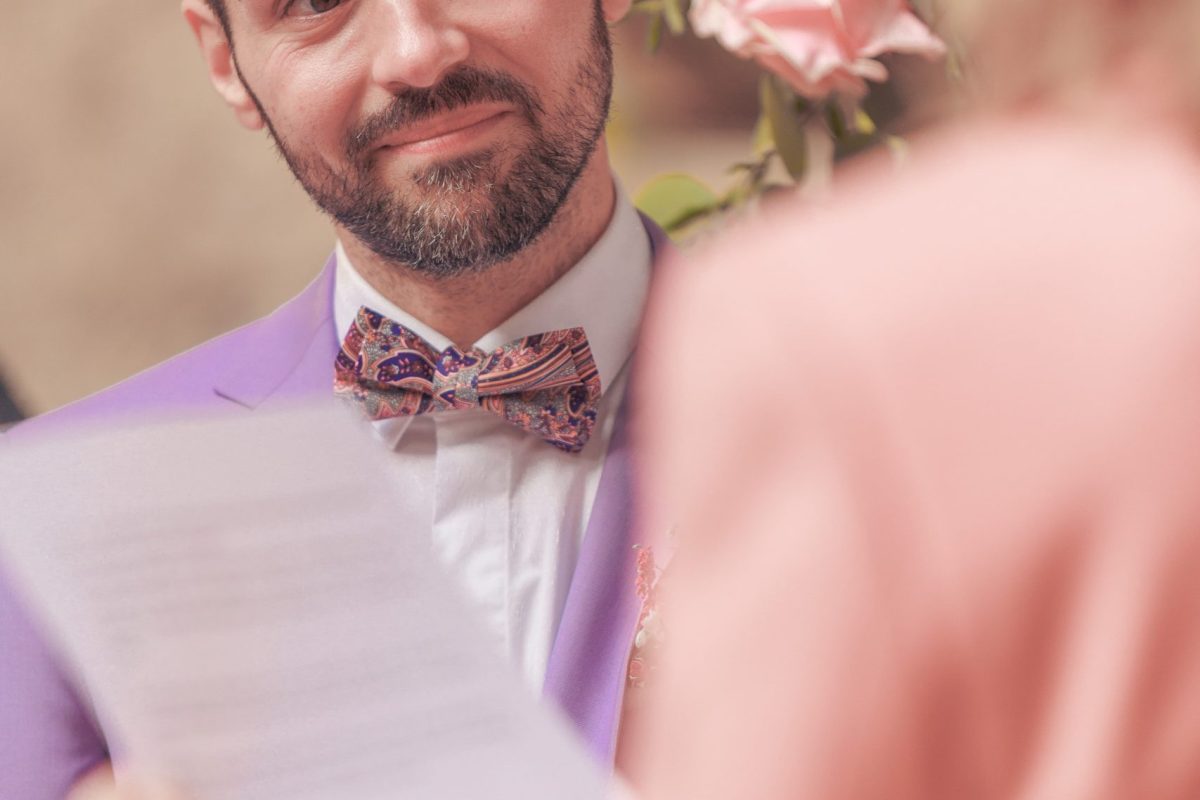 Couple heureux lors d'une cérémonie laïque, à Toulouse en Occitanie