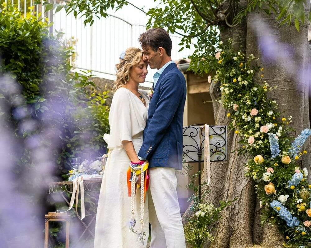 Couple heureux lors d'une cérémonie laïque, à Toulouse en Occitanie