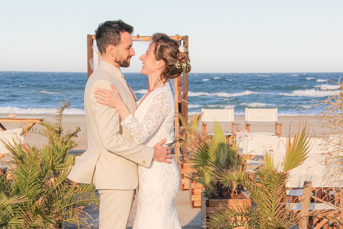 Couple heureux lors d'une cérémonie laïque, à Toulouse en Occitanie au bord de la mer sur une plage