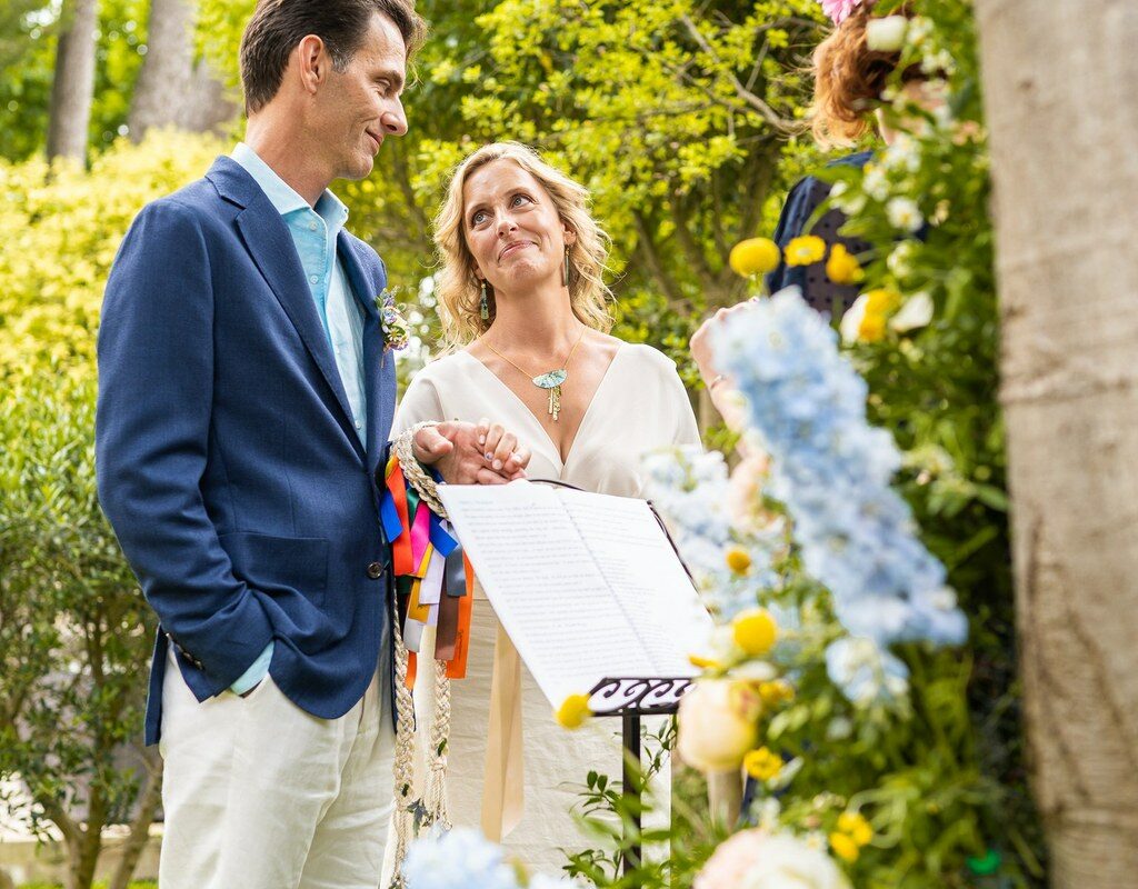 Aude, officiante de cérémonie laïque, en pleine célébration d'un mariage à Toulouse en Occitanie