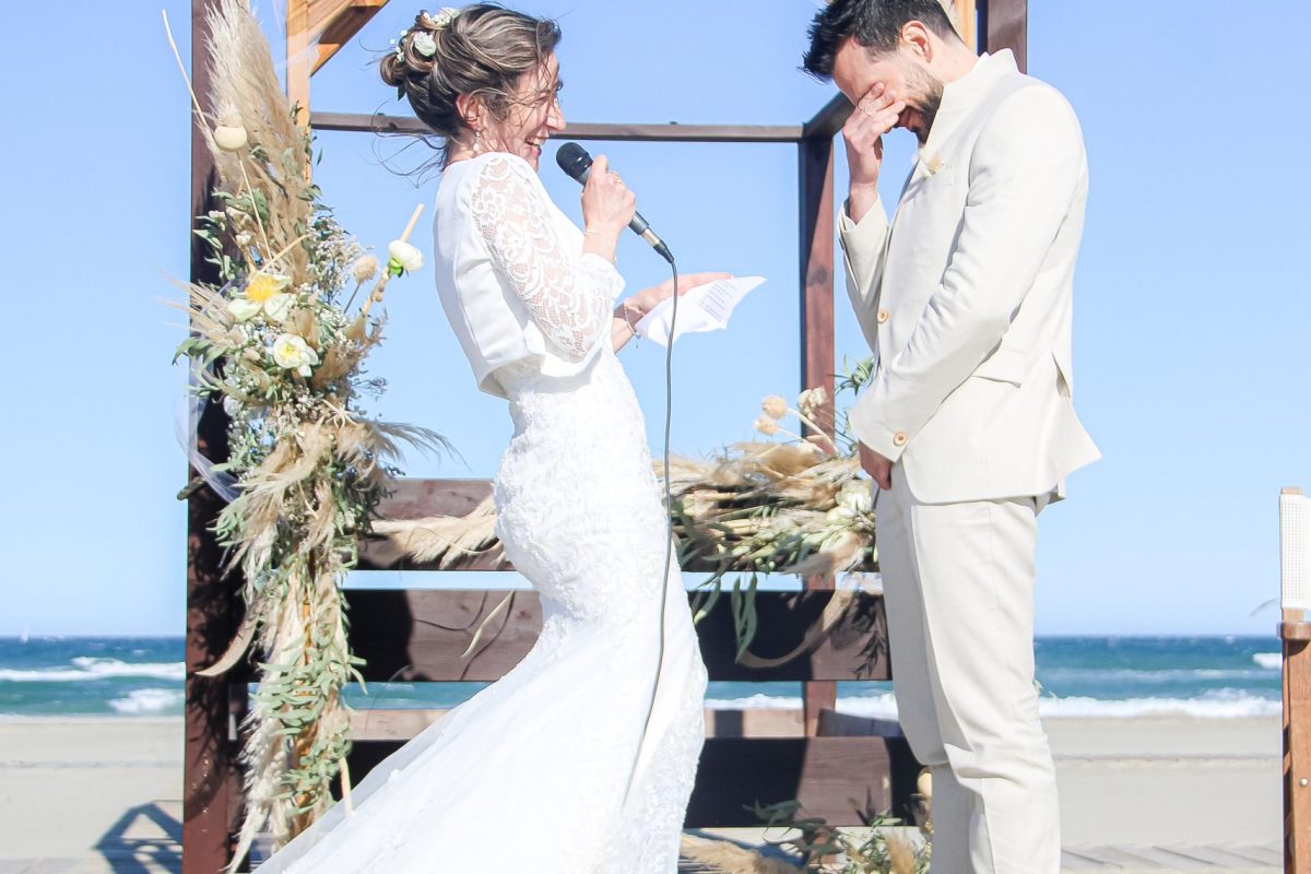 Couple heureux lors d'une cérémonie laïque, à Toulouse en Occitanie au bord de la mer sur une plage