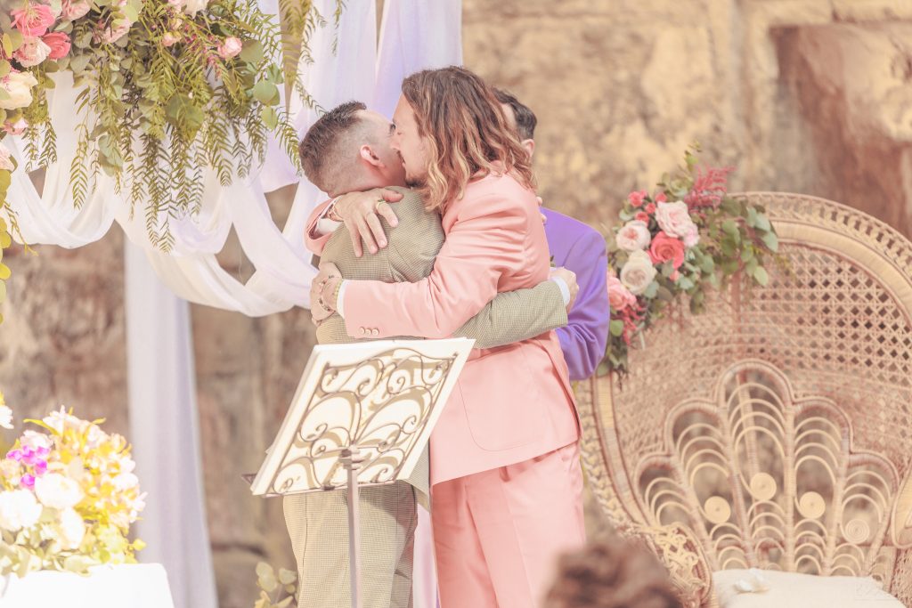 Couple homosexuel heureux lors d'une cérémonie laïque, à Toulouse en Occitanie