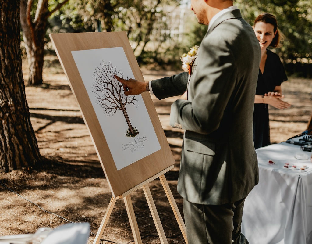 Aude, officiante de cérémonie laïque, en pleine célébration d'un mariage à Toulouse en Occitanie lors du rituel des empreintes