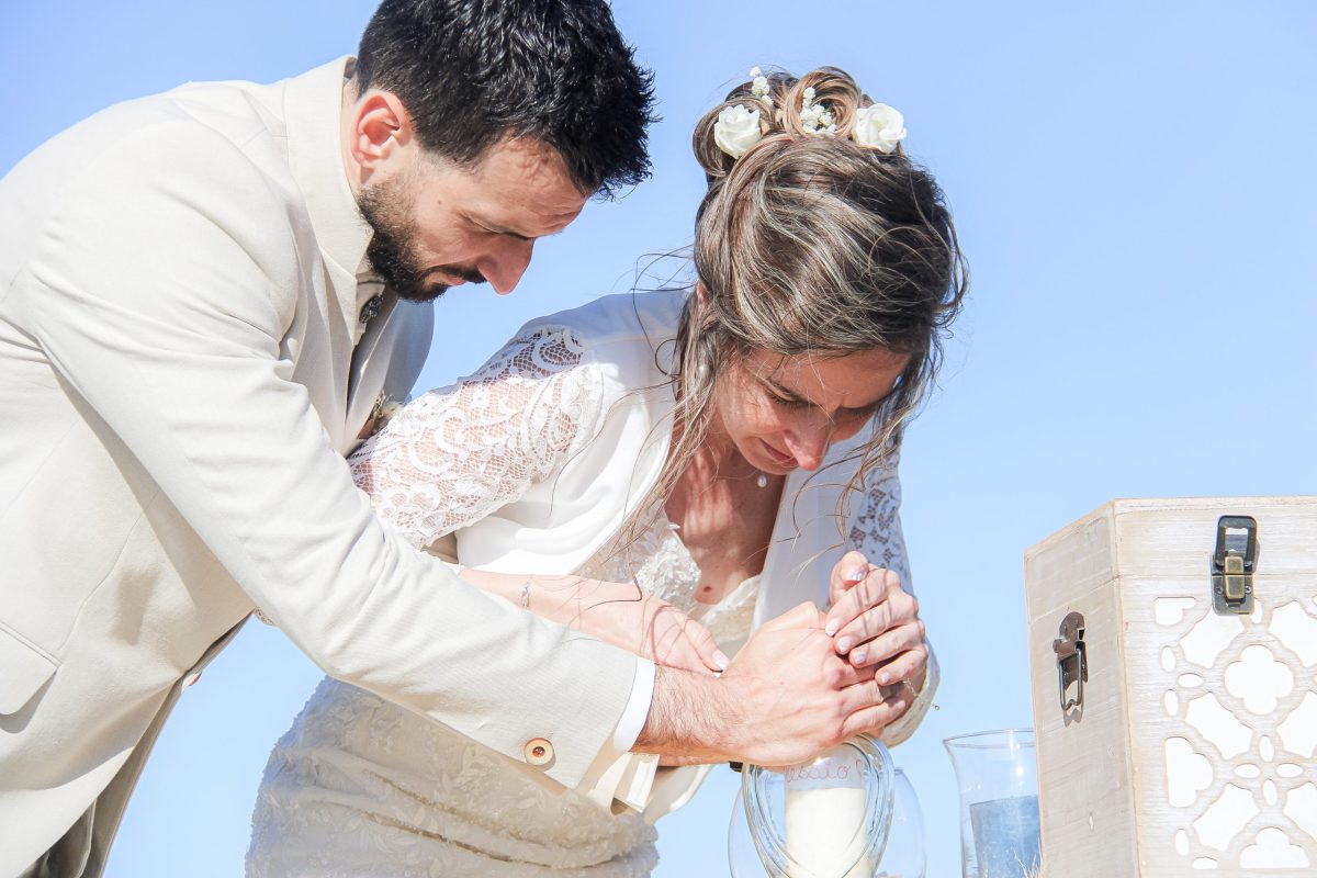 Couple heureux lors d'une cérémonie laïque, à Toulouse en Occitanie lors du rituel des bougies