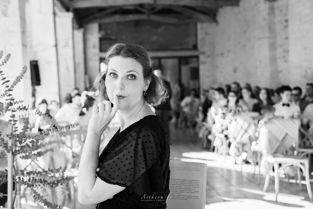 Une officiante professionnelle s'apprête à accueillir ses mariés pour leur cérémonie laïque de mariage en Occitanie, près de Toulouse.