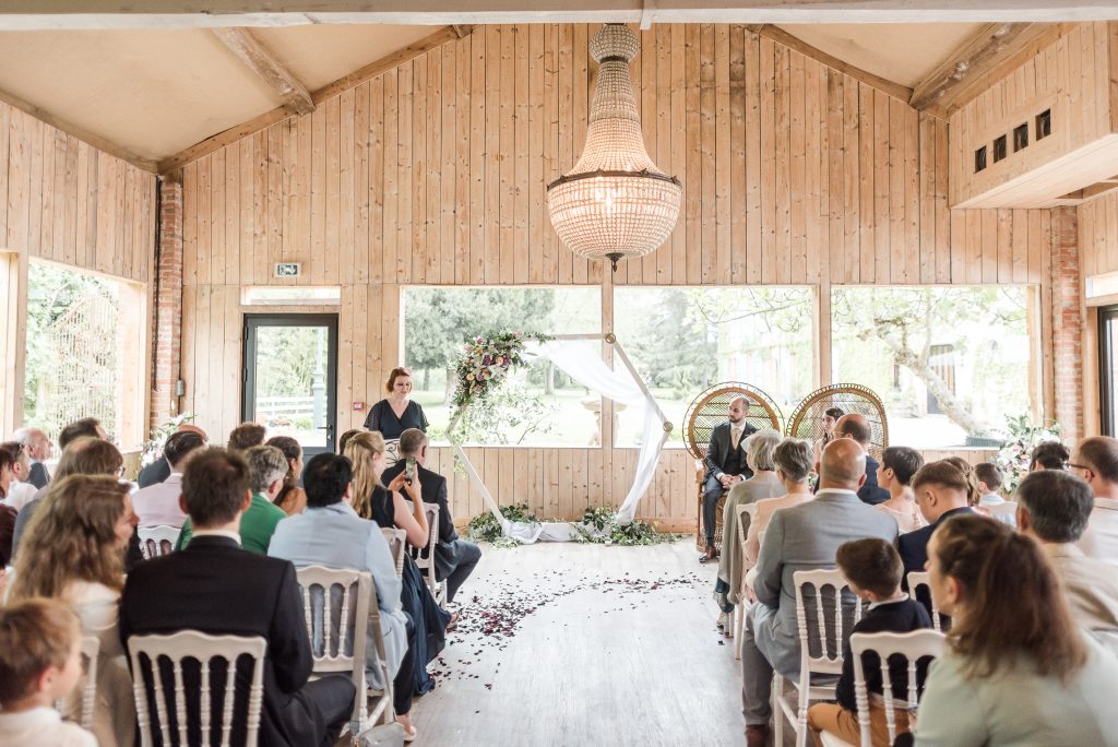 Au Manoir de Touron, près de Toulouse, Aude officie la cérémonie d'Audrey et de Bastien à l'abris de la pluie, dans la magnifique salle du Manoir donnant sur le jardin.