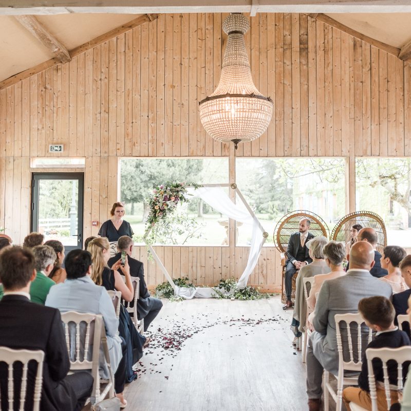 Magnifique cérémonie laïque pour le mariage d'Audrey et de Bastien au Manoir du Touron, prés de Toulouse en Occitanie.