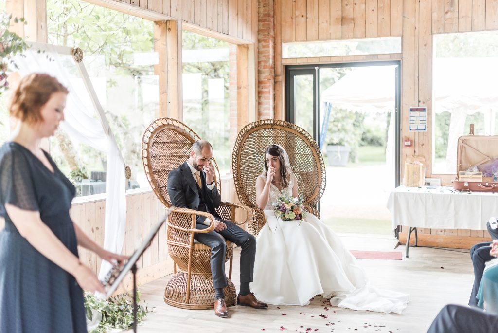 Beaucoup d'émotions pour Audrey et Bastien lors de leur cérémonie de mariage quand l'officiante, Aude, raconte leur histoire d'amour, au Manoir du Touron, près de Toulouse en Occitanie.