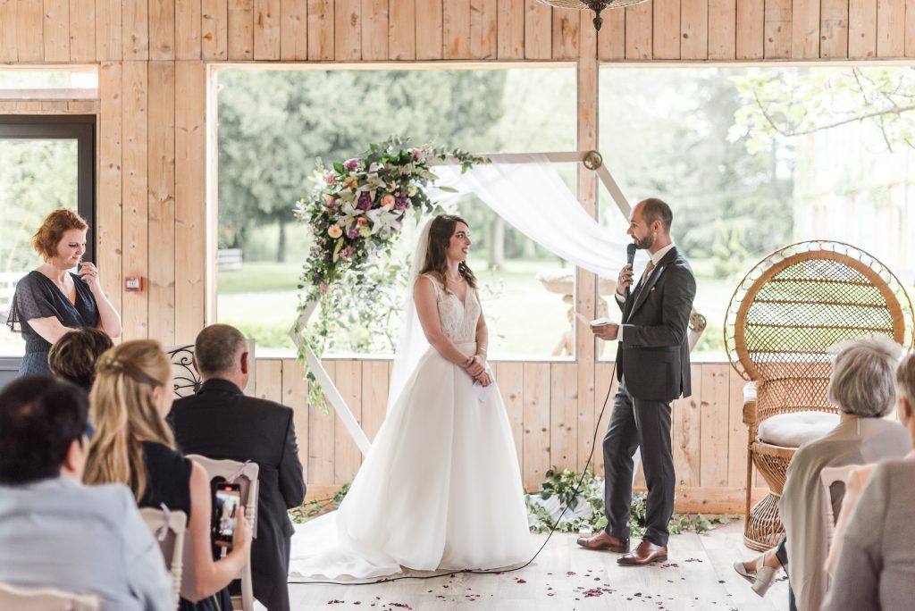 Les vœux du mariés au Manoir du Touron, près de Toulouse en Occitanie.