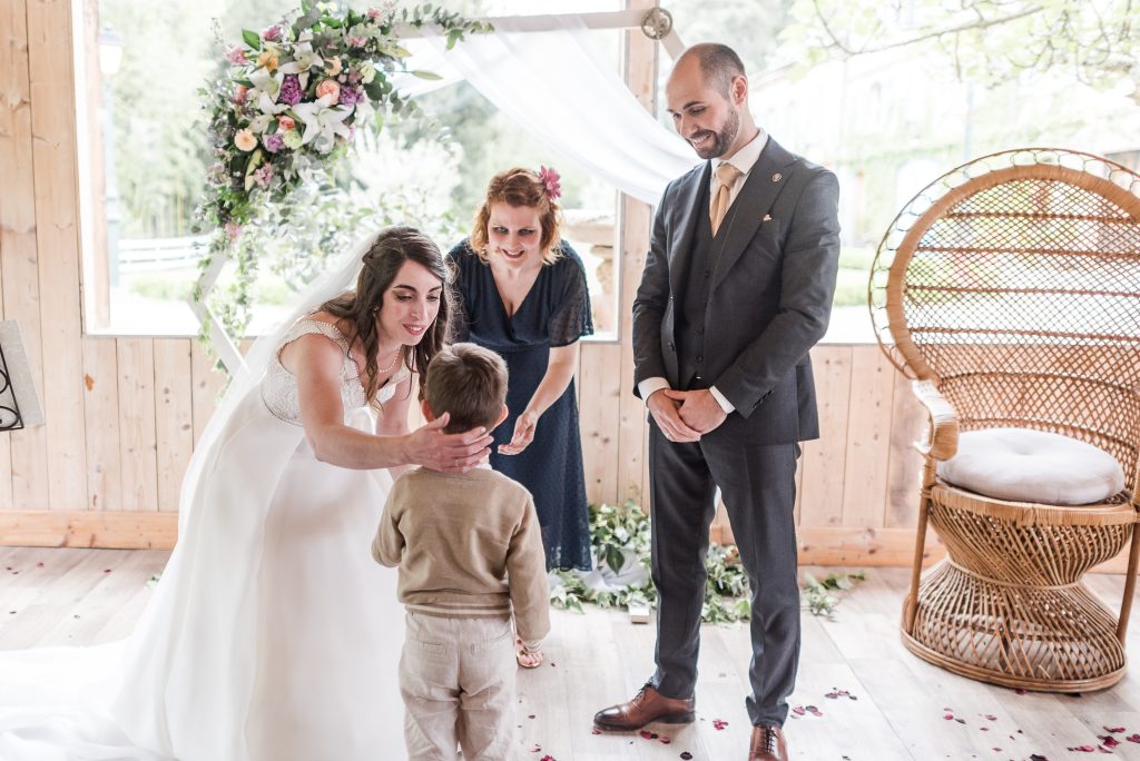 Le fils des mariés apporte les alliances lors du rituel d'engagement d'échange des alliances pendant une cérémonie laïque au Manoir du Touron, près de Toulouse en Occitanie.