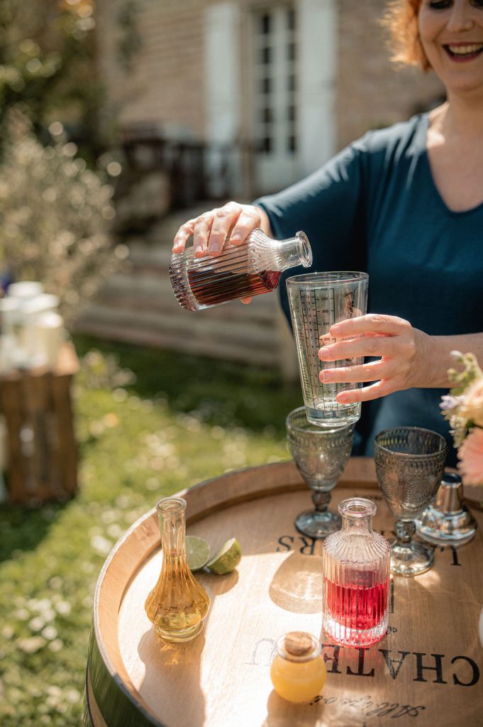 Aude, officiante de la plume de vos envie, pratique le rituel du cocktail, au domaine des Vent bleus en Occitanie.