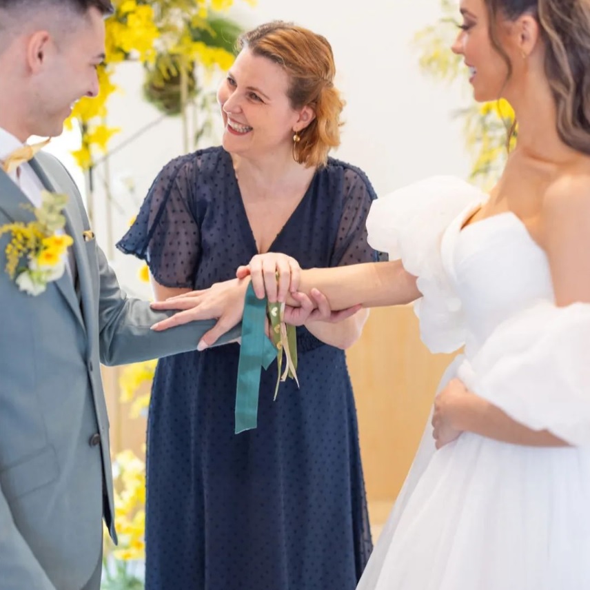 Aude, officiante de la plume de vos envie, pratique le rituel des rubans, au domaine de Quintalone, près de Toulouse en Occitanie.