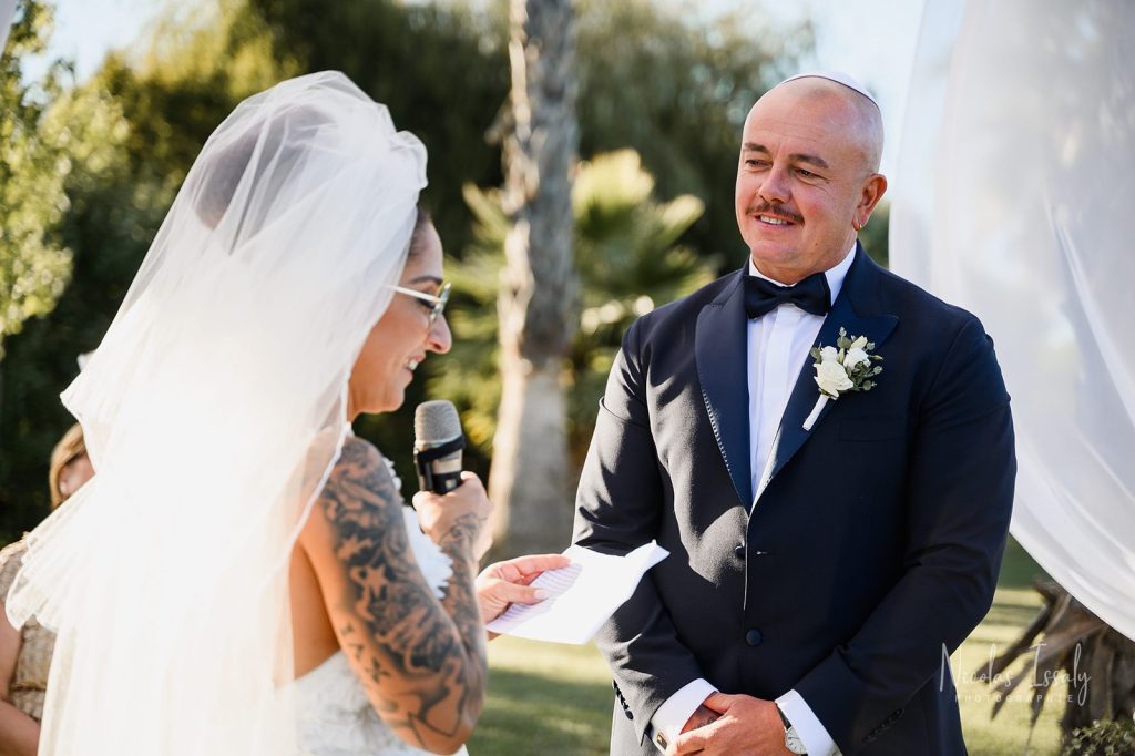 Mariée émue lors de la lecture de ses vœux devant son futur époux.