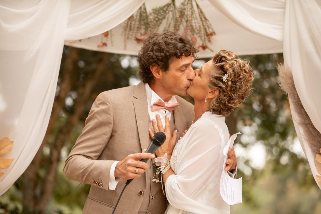 Emotions brutes à la fin des voeux du marié.