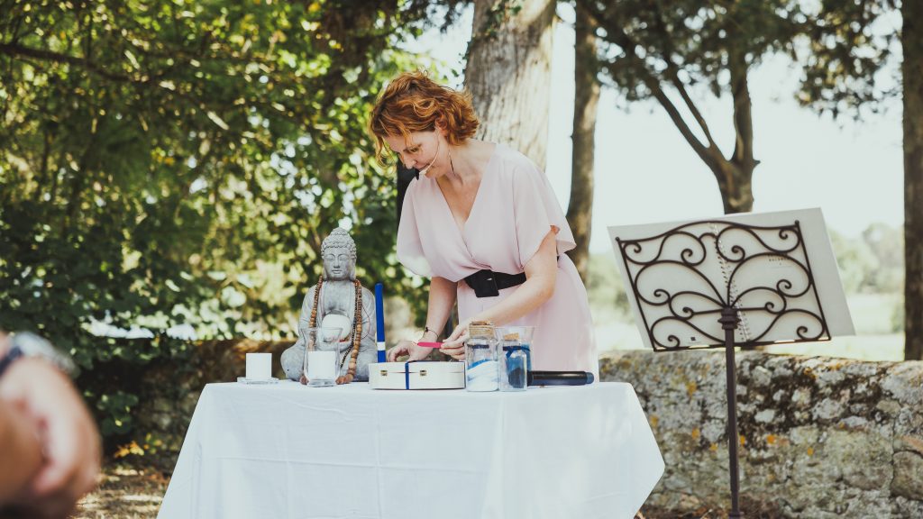 Rituel de la capsule temporelle. L'officiante scelle la boite choisi par les mariés. Cérémonie au château la Bastide Rougepeyre dans l'Aude en Occitanie.