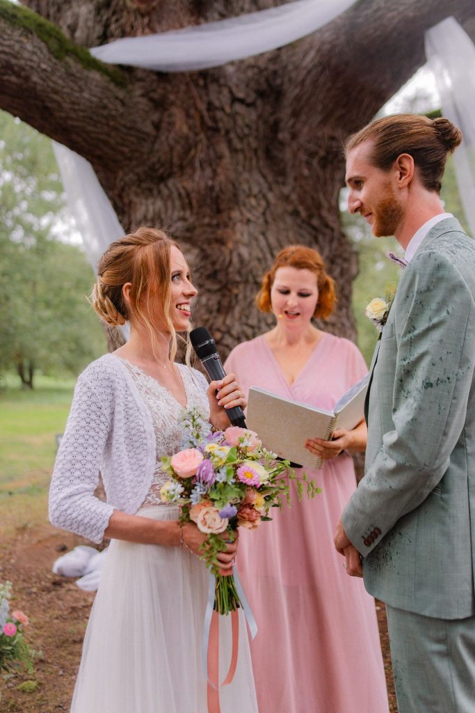 Voeux répétés : quand l'officiante te souffle les mots justes.